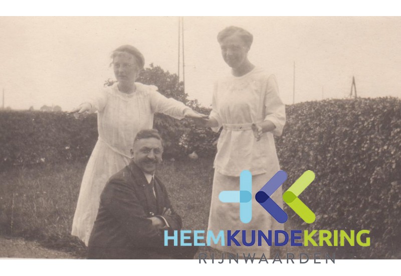 br132 Willem Bruns met twee bruidsmeisjes, Mieke en Leonie
